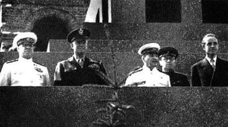 ドワイト・アイゼンハワー（左から2人目）とヨシフ・スターリン（左から3人目）