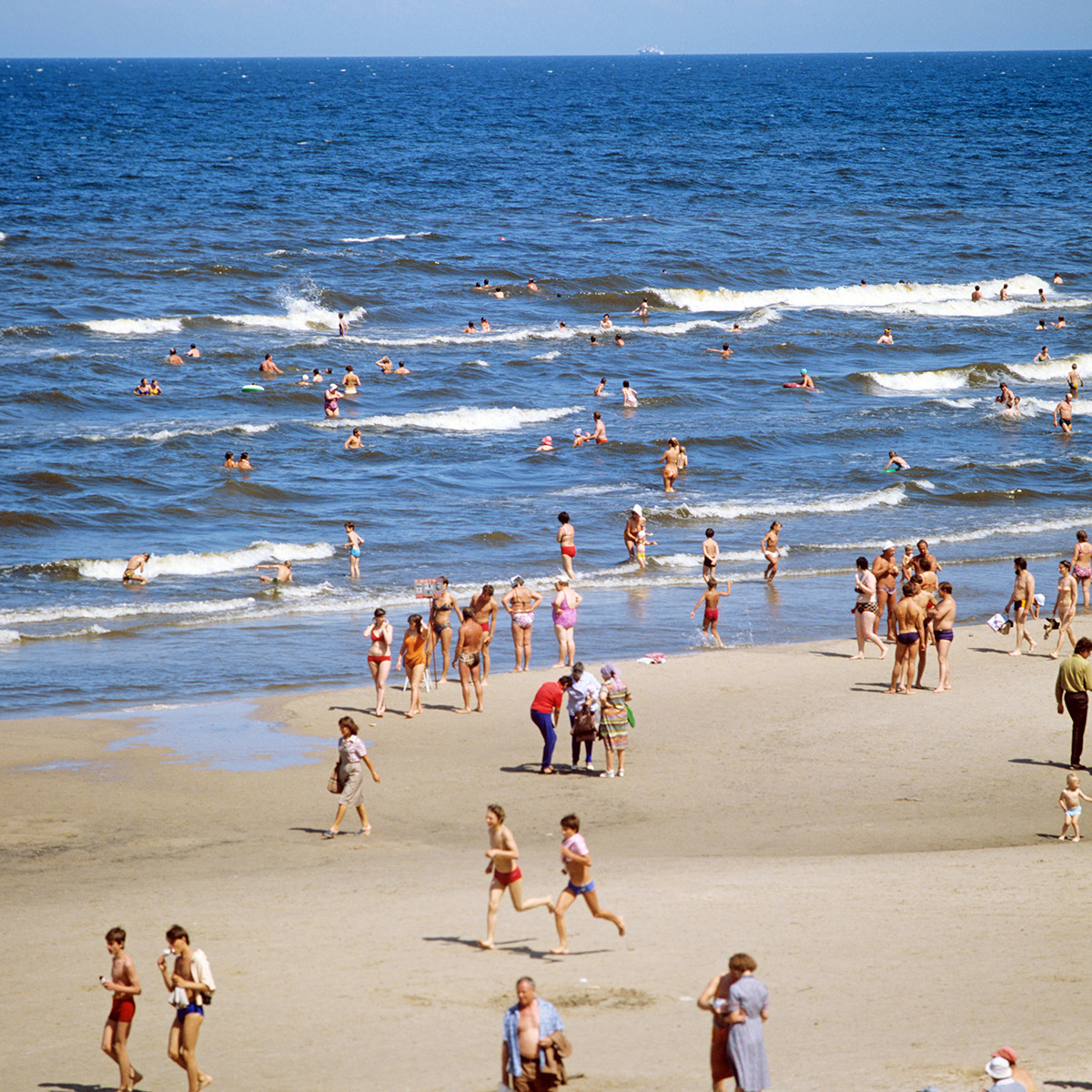 Отдыхающие на городском пляже Юрмалы, 1984 г.