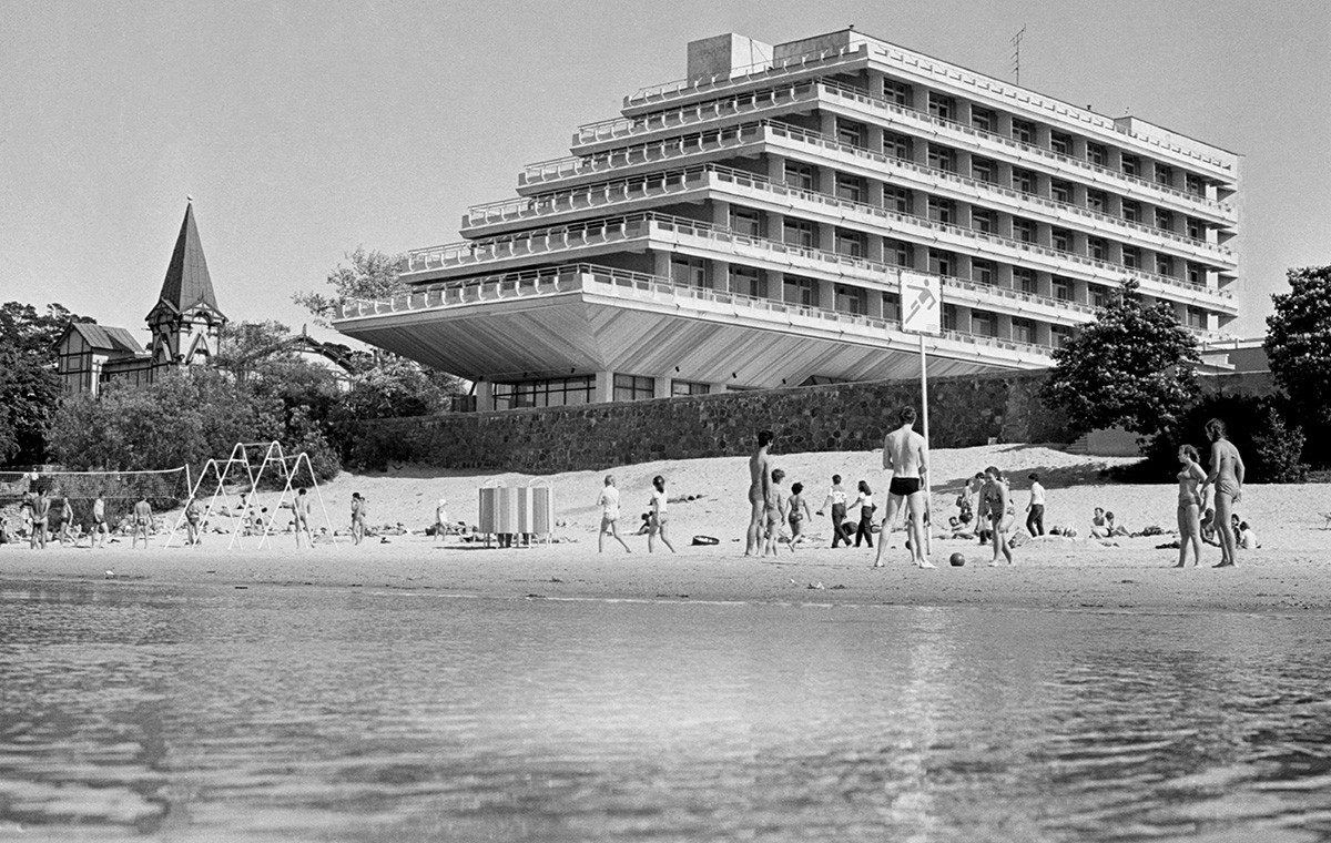Отдыхающие на пляже санатория «Рижское взморье» в Юрмале, 1983 г. 