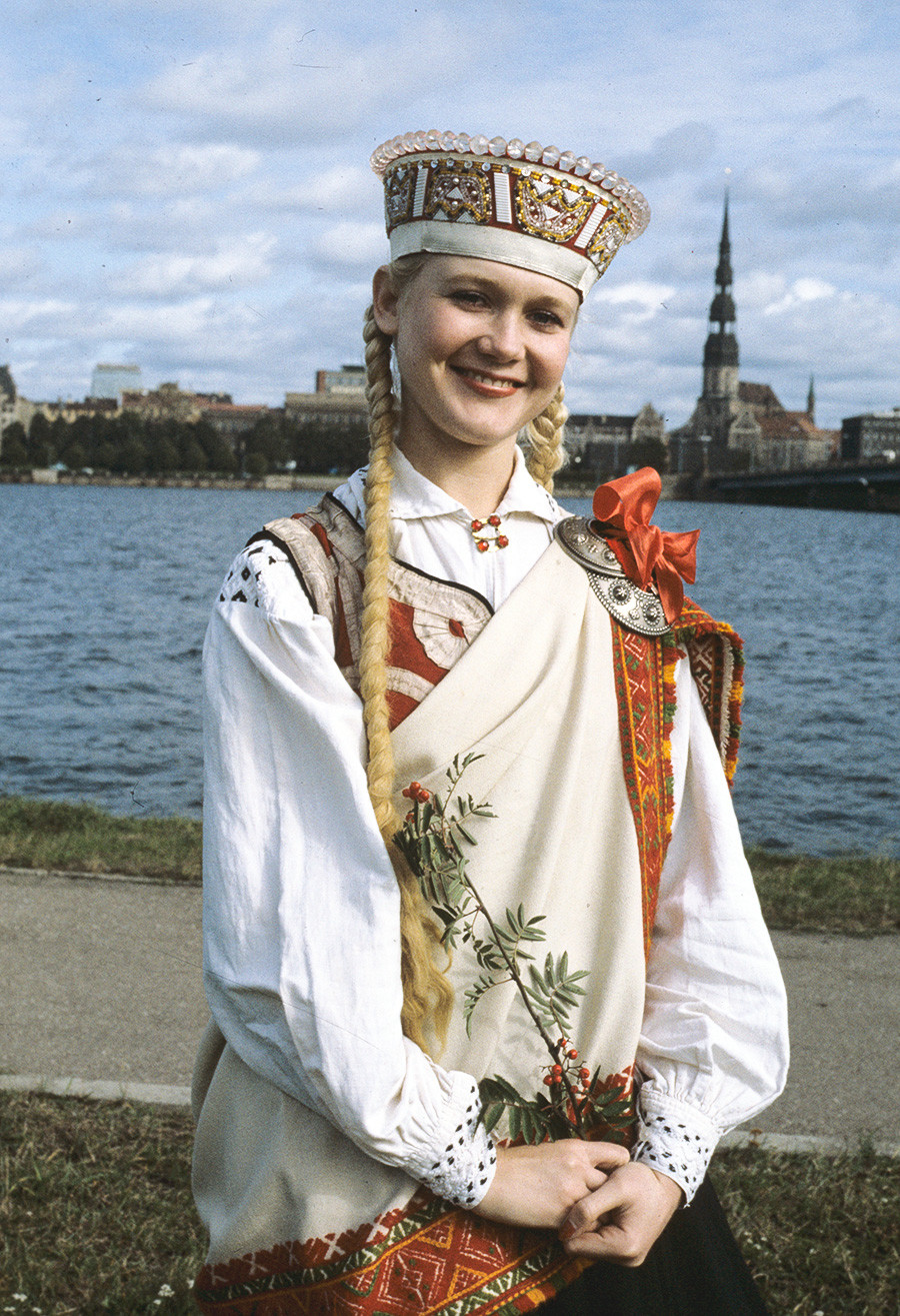 Девушка в национальном латышском костюме на набережной в городе Рига, 1983 г. 