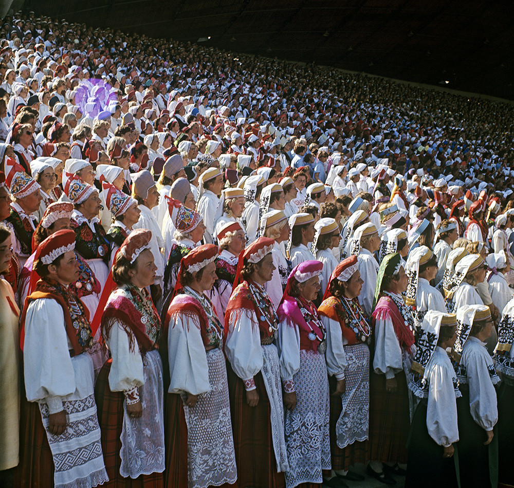 Сводный женский хор во время выступления на Празднике песни в Таллине, 1969 г.