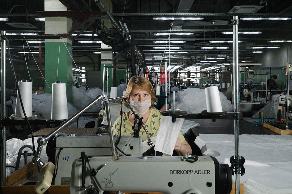 Eine Nähfabrik, die Gesichtsmasken herstellt