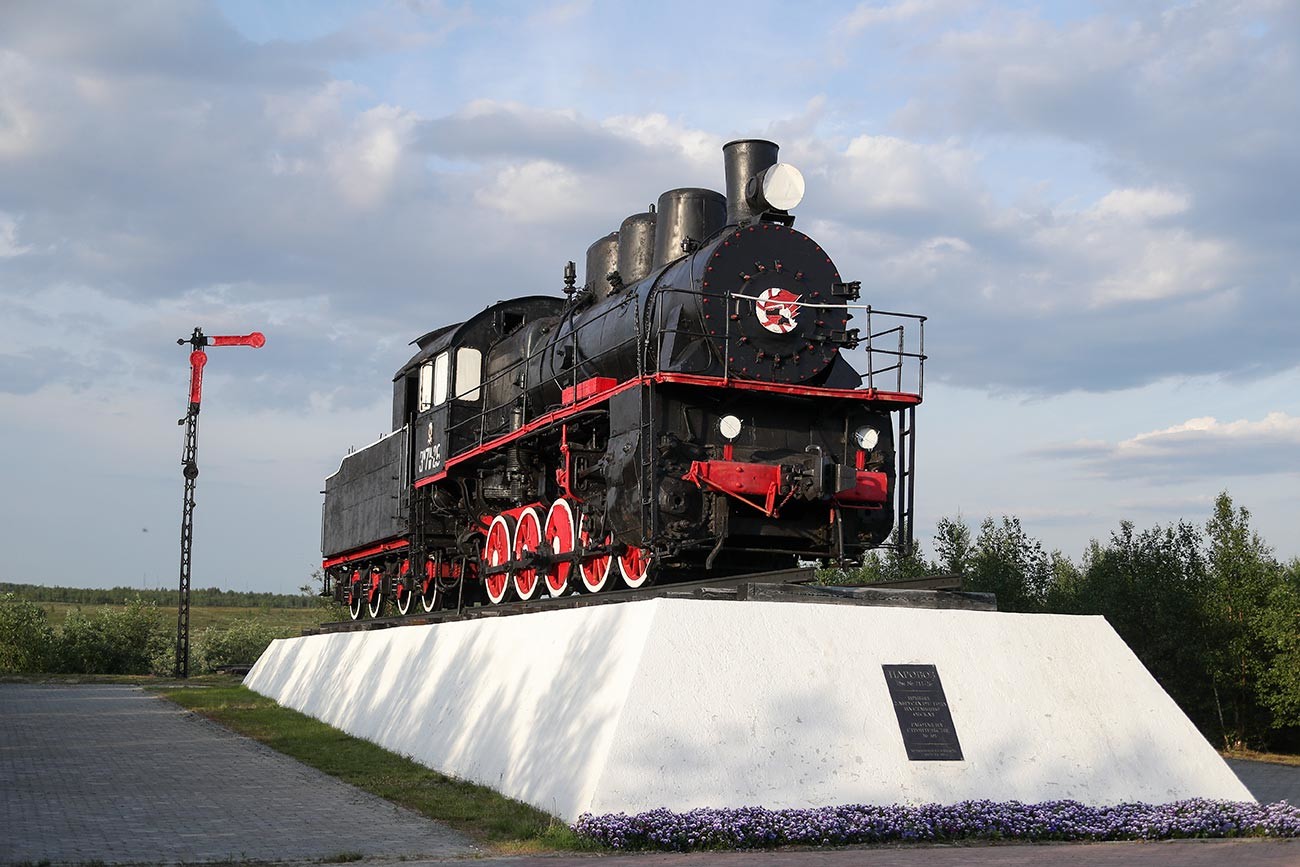 Салехард. Споменик „501. градилиште“ (парна локомотива Эм бр. 711-26, која је коришћена у изградњи Трансполарне магистралне пруге).