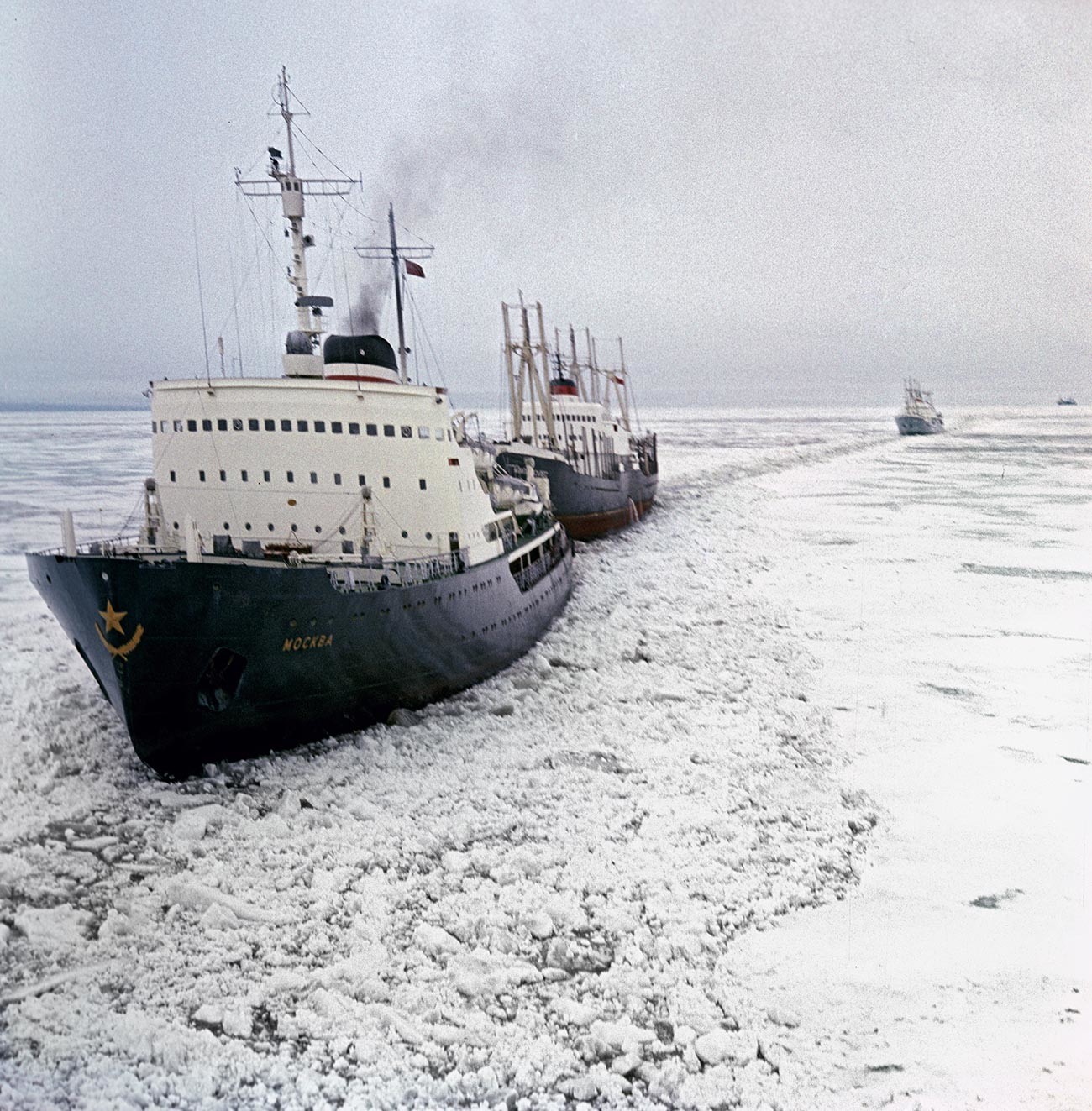 Ледоломац „Москва“ води караван бродова кроз арктички лед.