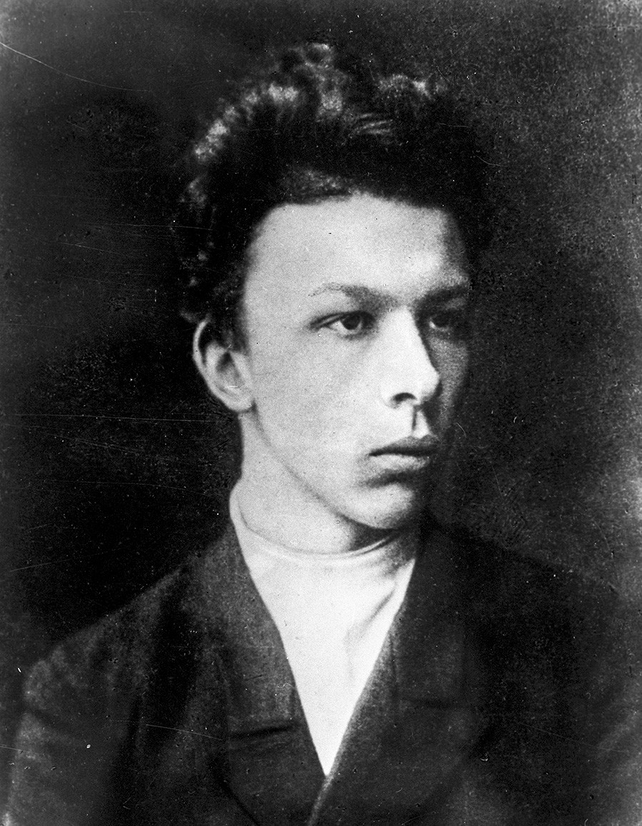 Alexander Uljanow nahm an einer Verschwörung teil, die den Mord an
Alexander III. einschloss. Alexander Uljanow wurde 1887 gehängt.
