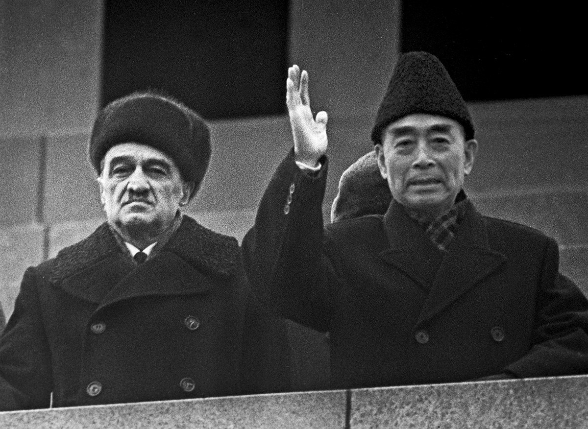 Zhou Enlai, à direita

