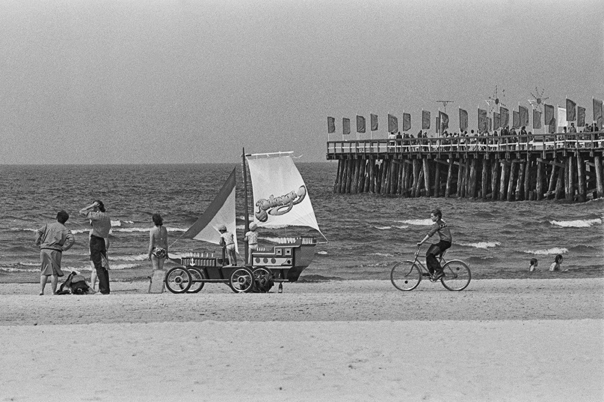 Паланга. 13. август 1986 г. Грађани на одмору на обали мора.