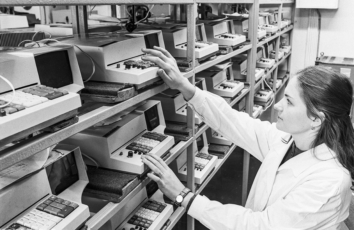 ВИЛЊУС,1978. Инспектор за проверу квалитета Т. Алексејунене контролише готове производе. 