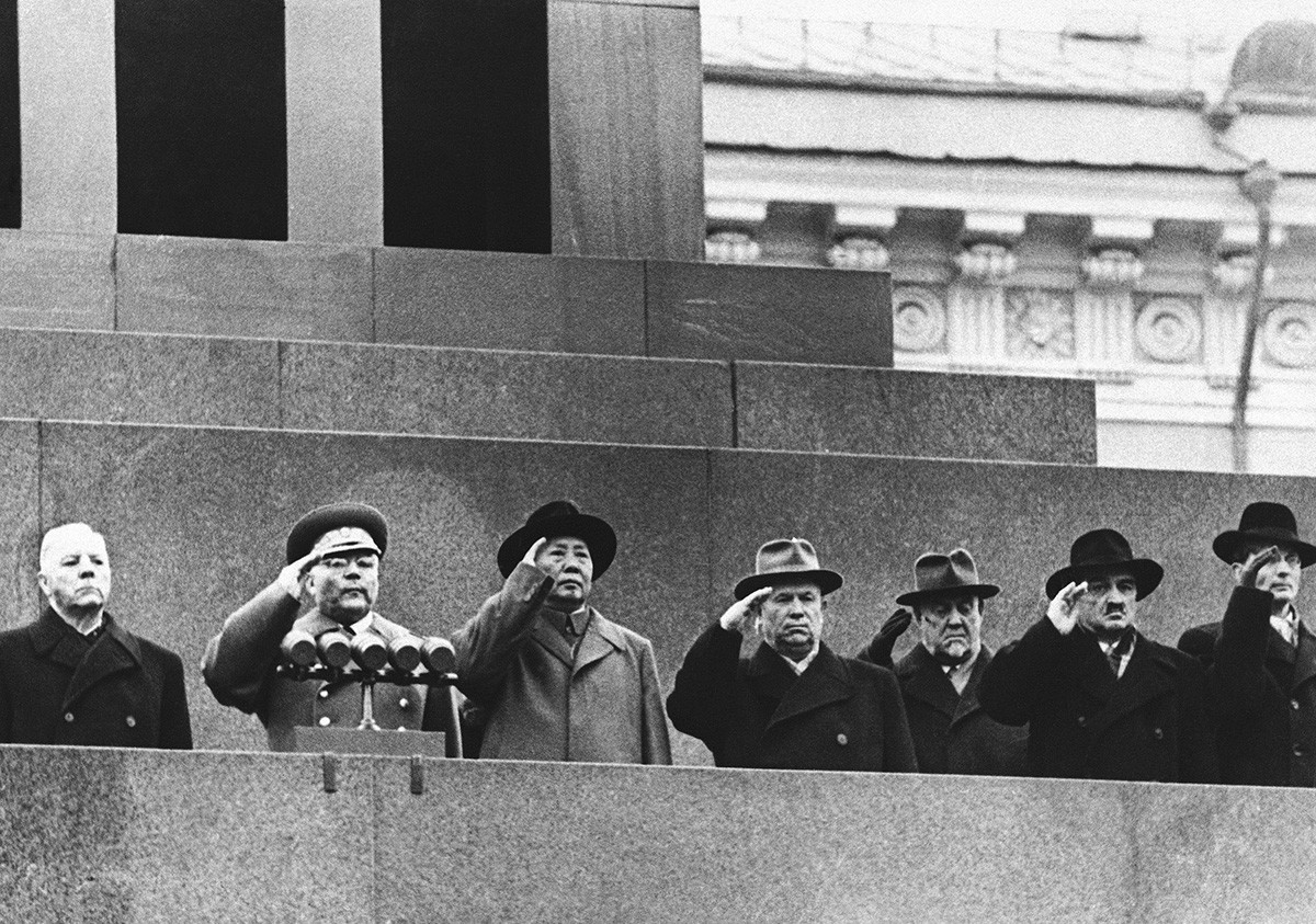 Mao Zedong, troisième à gauche, juste à côté de Khrouchtchev.