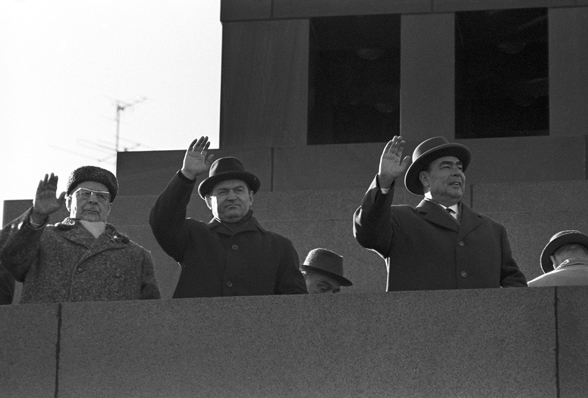 Walter Ulbricht (premier à gauche) 