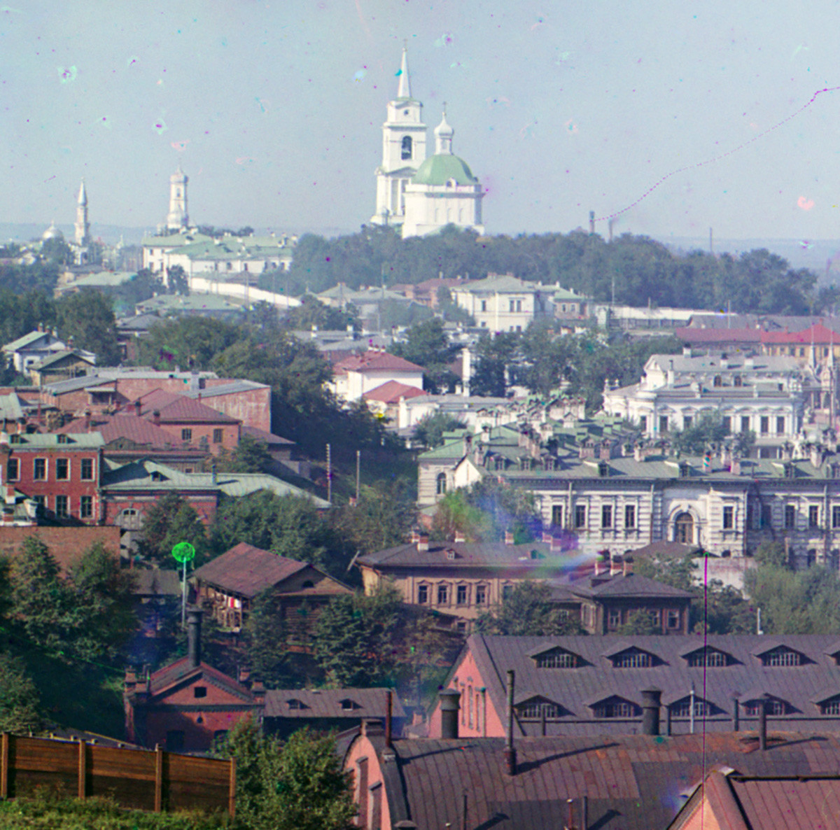 En arrière-plan, en partant de la gauche : le minaret de la mosquée centrale, le clocher de la Cathédrale de la Sainte-Trinité. Au centre : cathédrale de la Transfiguration du Sauveur. Au second plan, à droite : le côté et arrière de la maison de Mechkov. 