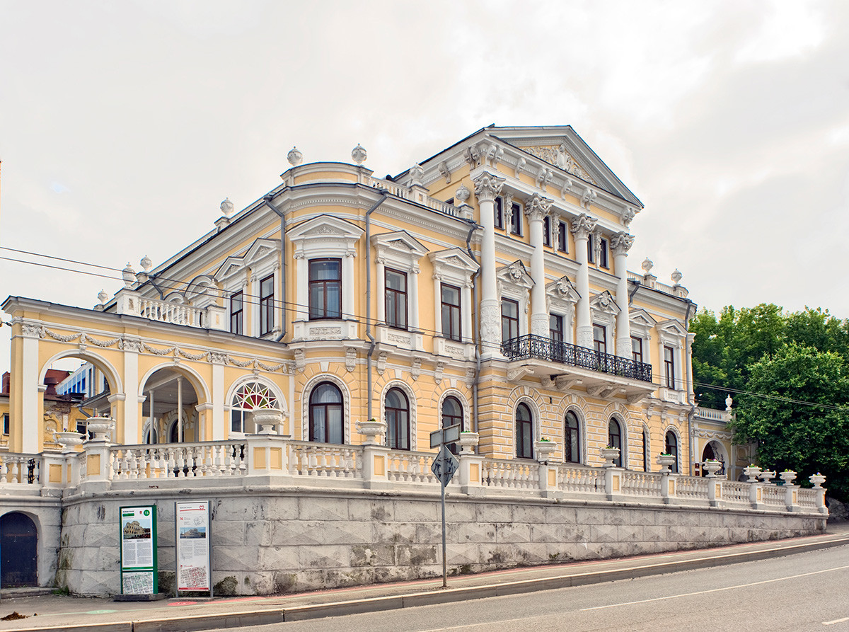 Maison Mechkov, vue depuis la rue Monastyrskaïa (ancienne rue Ordjonikidze). 