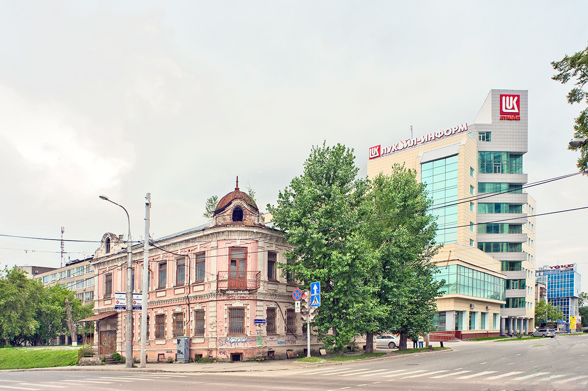 Perm, à la fois ancienne et récente. Maison de la fin du XIXe siècle, 83, rue Monastyrskaïa. À droite : bâtiment de l'entreprise Lukoil.
