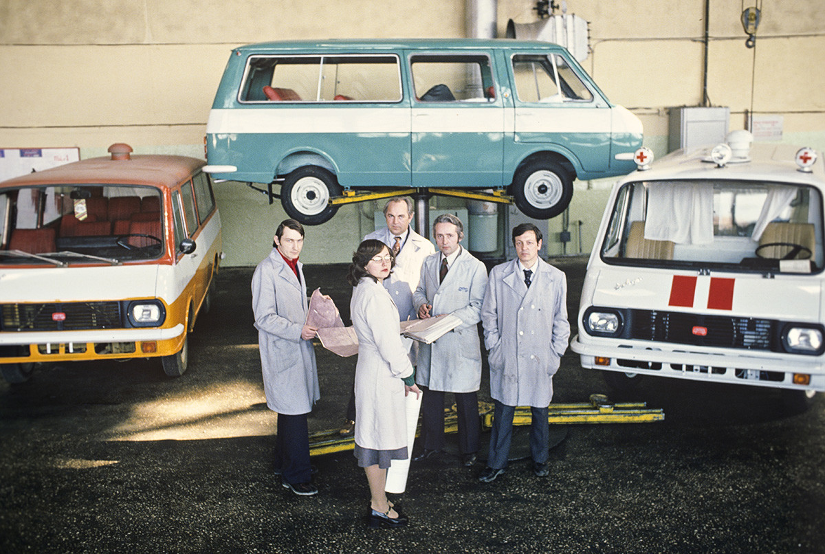 Latvijska SSR. Riška avtomobilna tovarna. Skupina strokovnjakov, ki je bila vključena v proizvodnjo avtomobilov za olimpijado 1980.