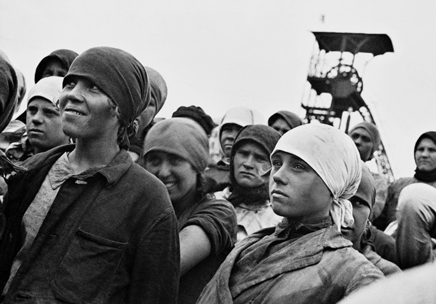 “¡A la llamada del Komsomol, a la mina!”. Trabajadoras de la mina de Gorlovka.