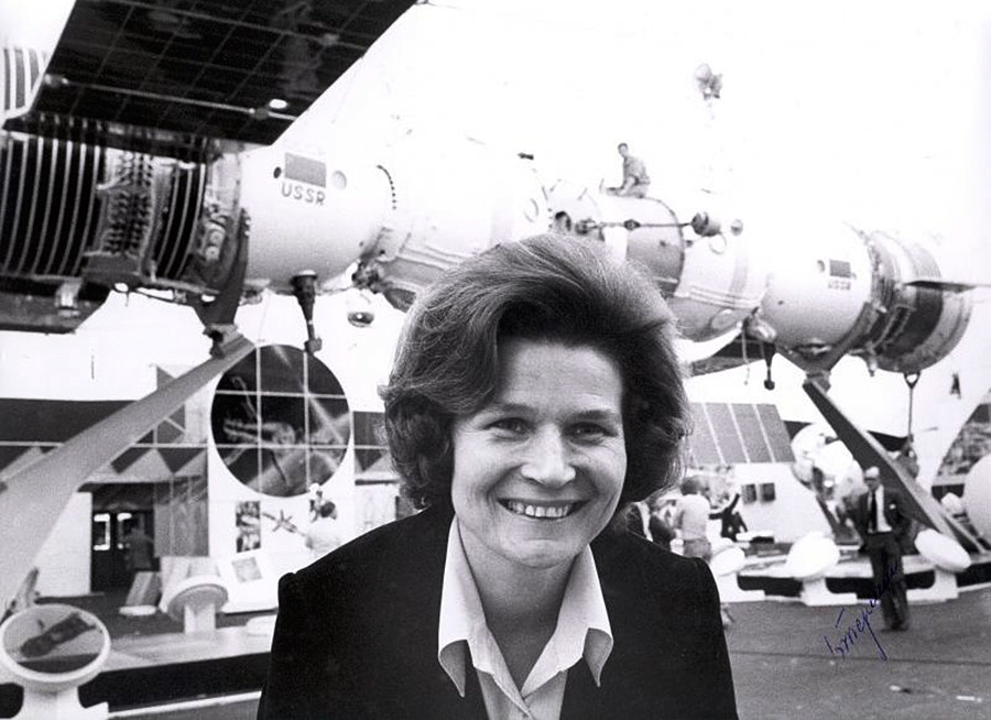 La cosmonauta Valentina Tereshkova en una exposición de tecnología espacial soviética.