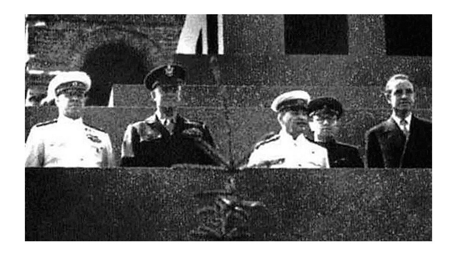 Dwight Eisenhower (a sinistra) con con Stalin (il terzo da destra)