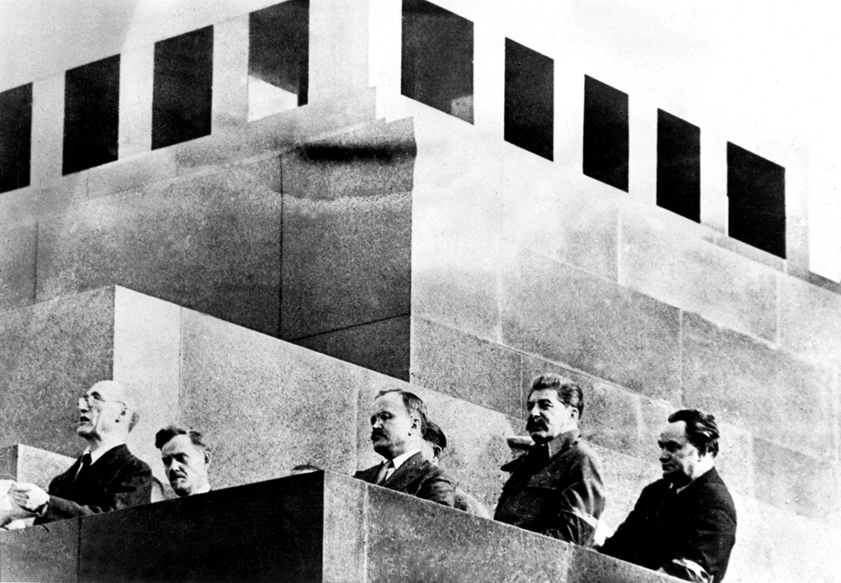 André Gide (a sinistra) e Joseph Stalin (il secondo da destra)