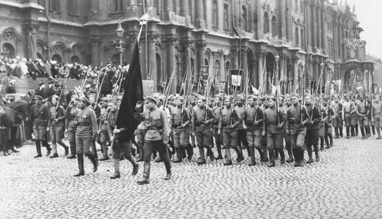 Soldaten der Roten Armee vor dem Abzug an die Westfront