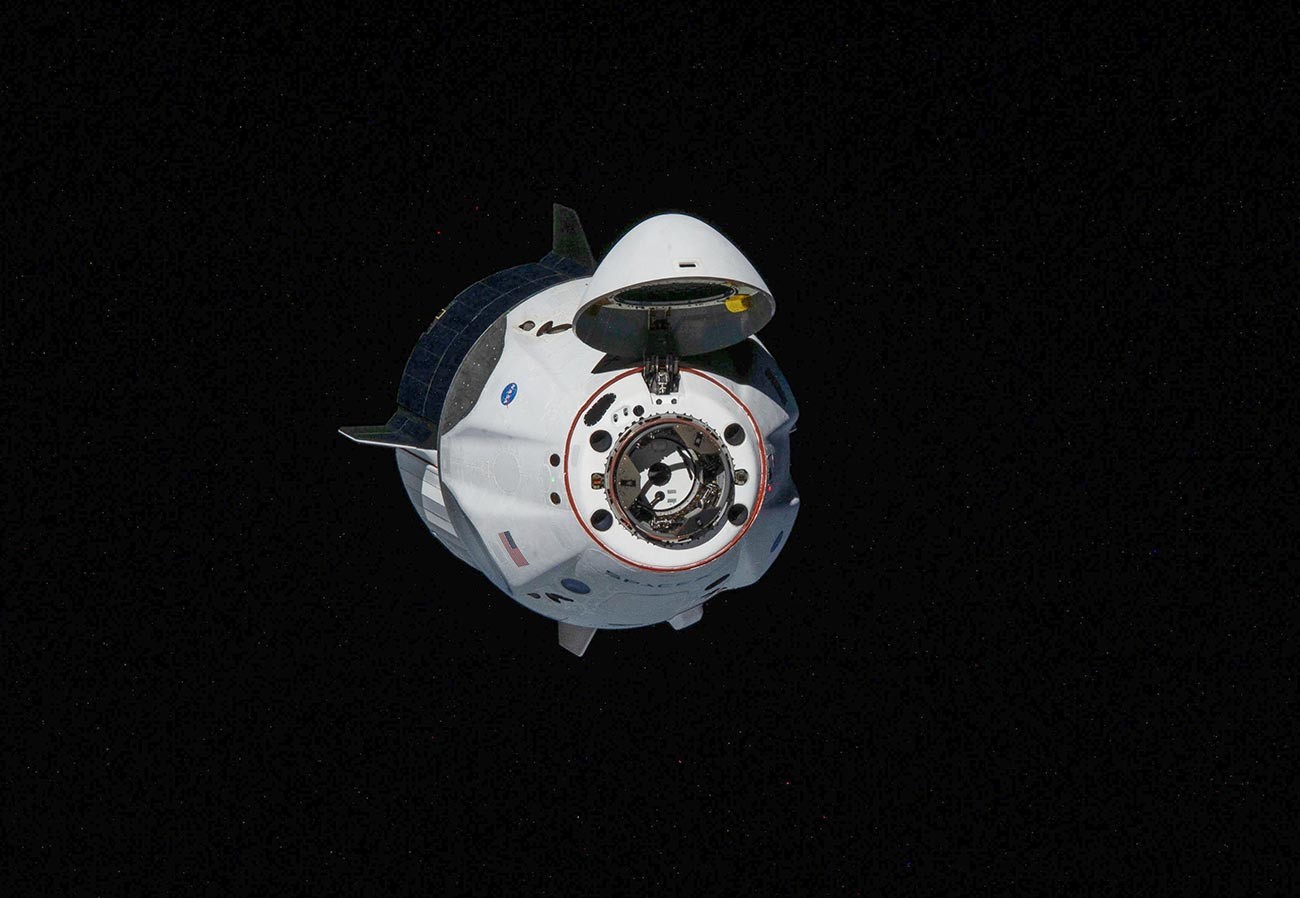 Pesawat ruang angkasa Crew Dragon milik SpaceX  saat  mendekati Stasiun Luar Angkasa Internasional (ISS) pada 31 Mei 2020.