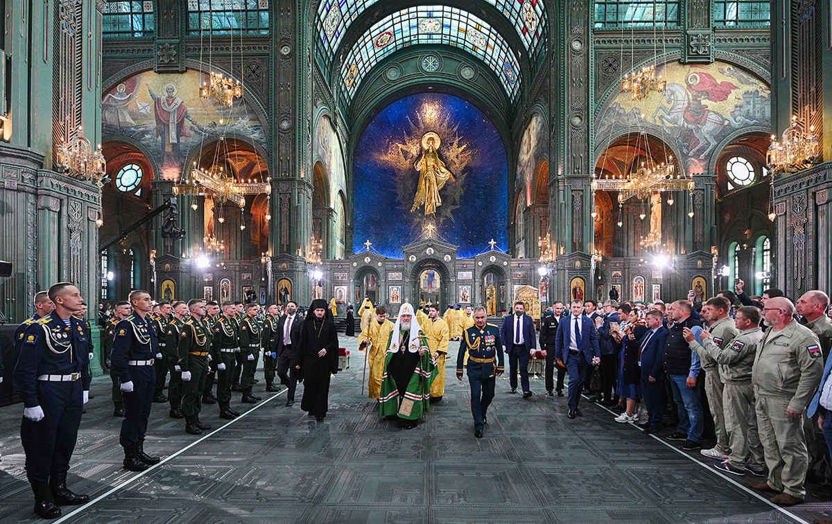 Ruski patriarh Kiril in obrambni minister Sergej Šojgu med slovesnostjo