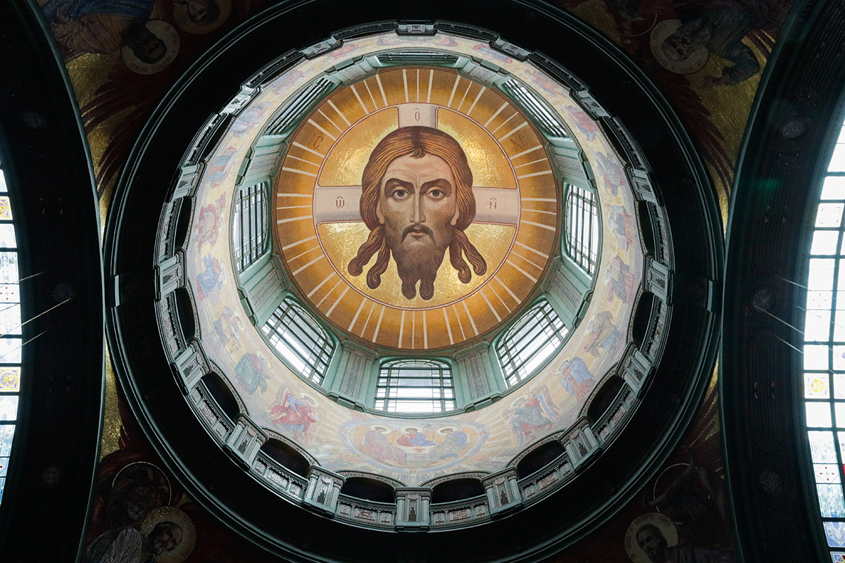 Lik Spasa Nerukotvorenog u središnjoj kupoli glavne crkve Oružanih snaga RF (najveći prikaz Kristovog lika u mozaiku).