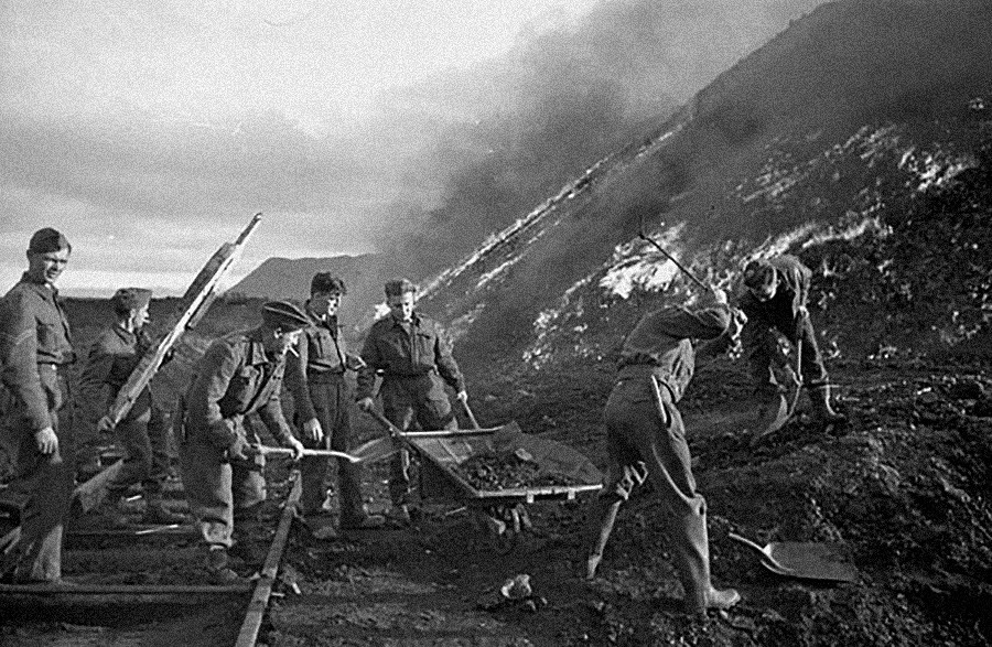 Sapeurs de la 3e compagnie de campagne, Génie royal canadien, brûlant des tas de charbon pendant l'opération Gauntlet, à Barentsburg.