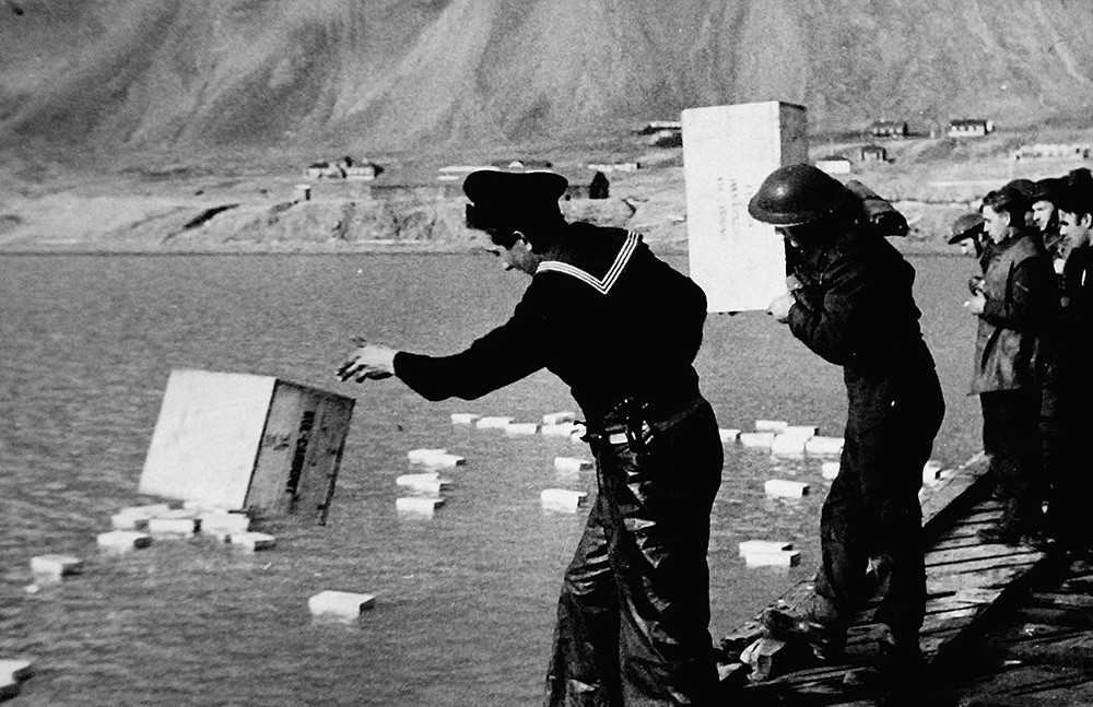 Ny-Ålesund, sur l'île du Spitzberg. Destruction d'explosifs miniers qui ne peuvent être emportés