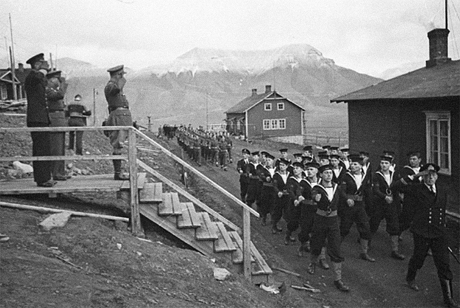 Le brigadier A.E Potts est salué lors du défilé final à Longyearbyen 