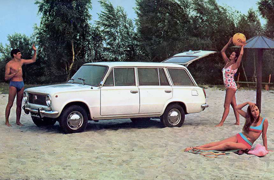 Publicité de la Lada 2102 avec carrosserie universelle