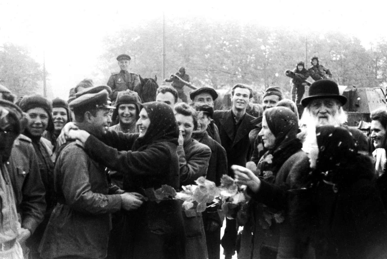 Die Bewohner von Riga begrüßen sowjetische Soldaten, die die Stadt 1944 befreit haben.