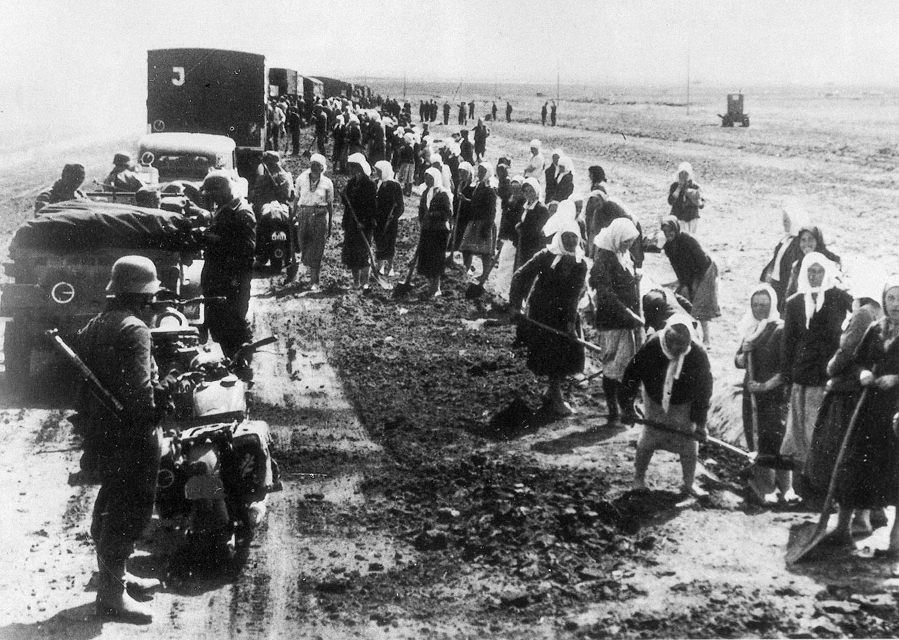 Съветски граждани извършват пътни дейности под контрола на немски войници