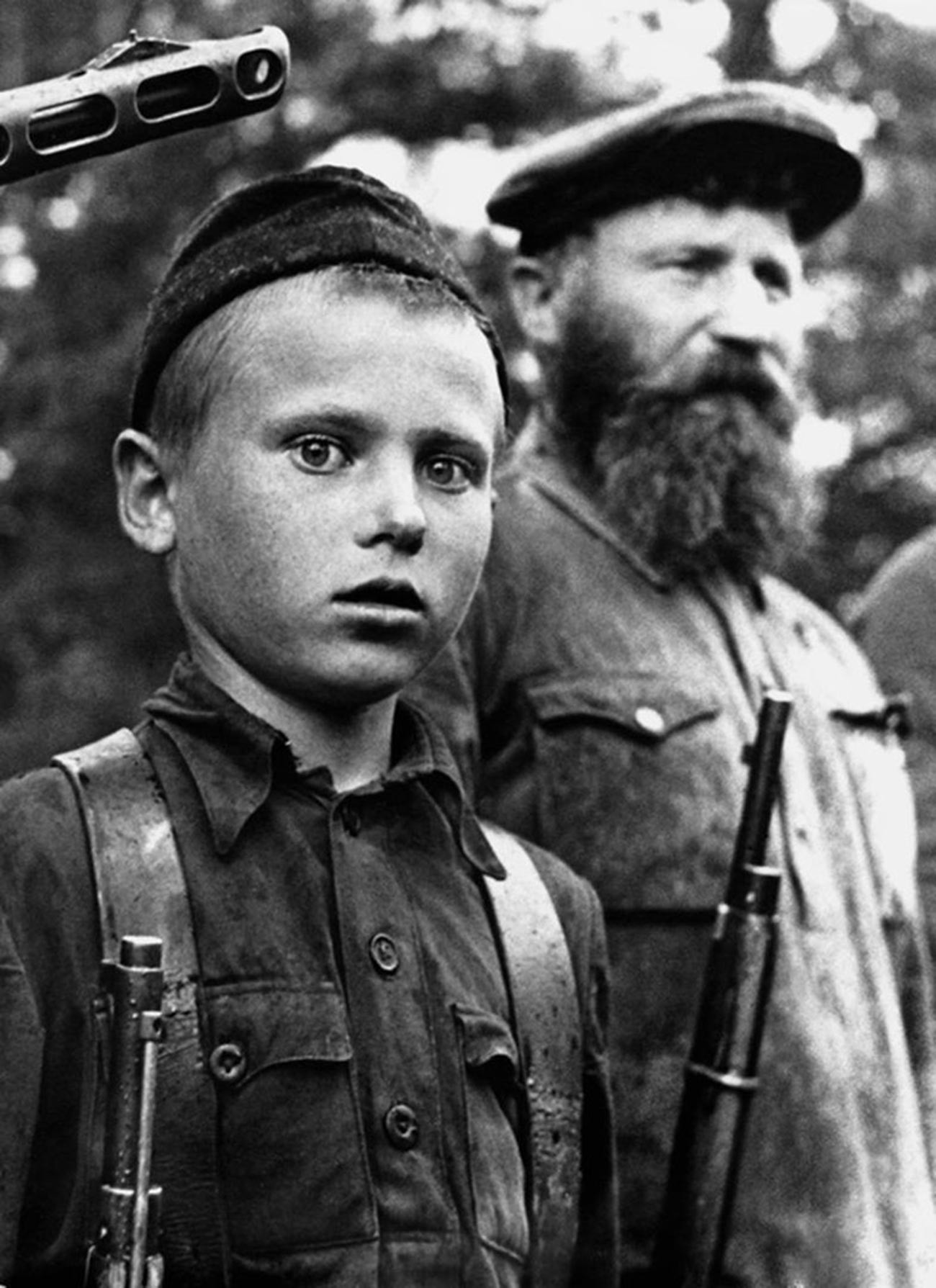 Млади партизански извиђач Петар Гурко из одреда „За власт Совјета“ добија медаљу „За храброст“.