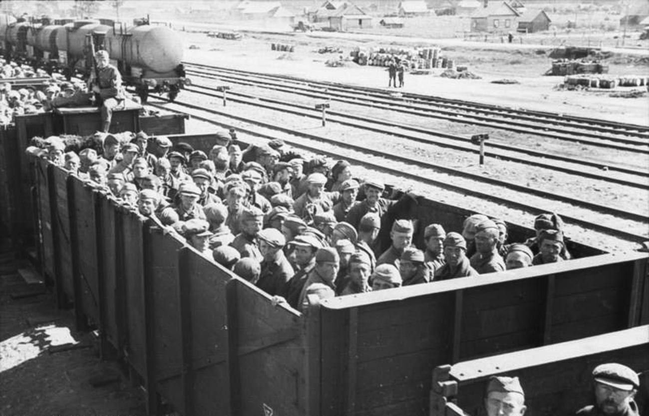 Rusija, prijevoz sovjetskih zarobljenika u teretnim vagonima.


