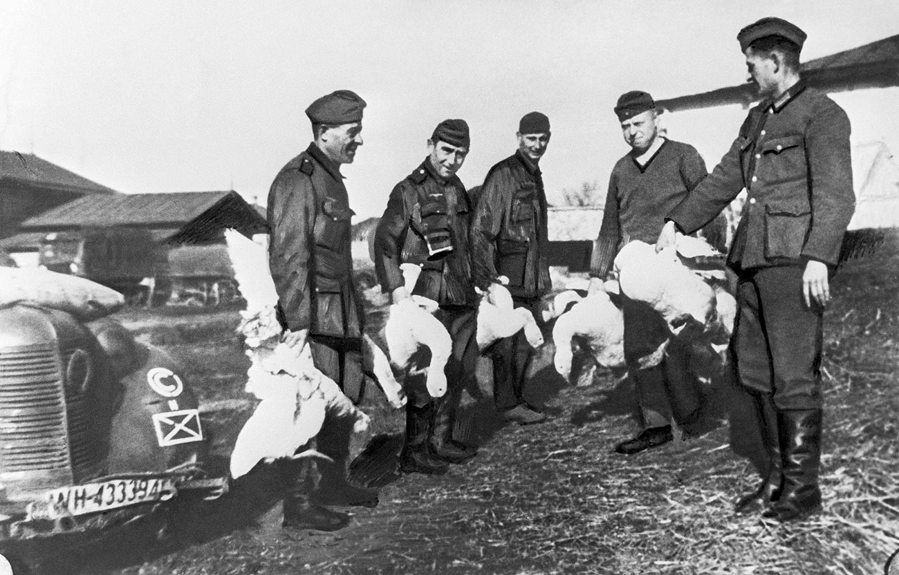 Njemački vojnici s peradi koju su konfiscirali u sovjetskom kolhozu na okupiranom teritoriju tijekom Drugog svjetskog rata.
