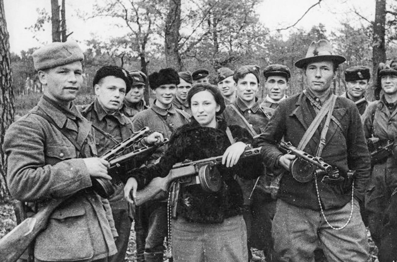 Grupa partizanskih komsomolaca koji su se istaknuli u borbama u neprijateljskoj pozadini. U sredini je Varvara Virvič.