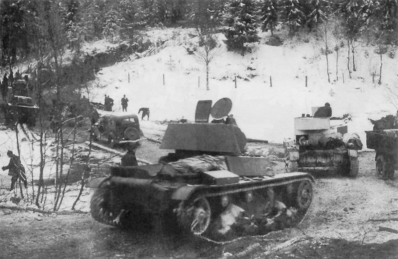Chars légers soviétiques T-26 et camions GAZ-A de la 7e armée soviétique lors de son avancée sur l'isthme de Carélie, le 2 décembre 1939