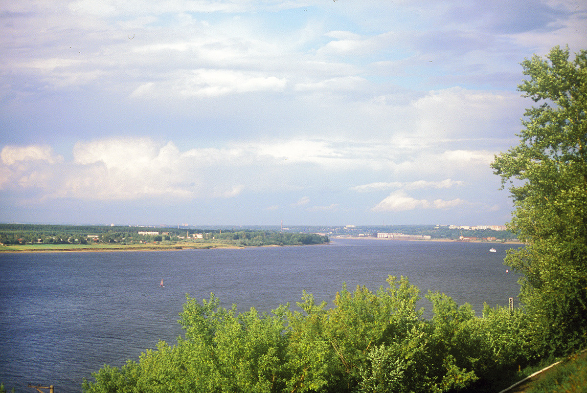 Pogled na reko Kamo severozahodno od katedrale Preobraženja Odrešenika. 21. avgust 1999
