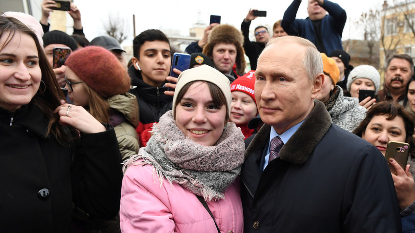 Владимир Путин на фотографијата со жители на Иваново. Русија, март 2020.

