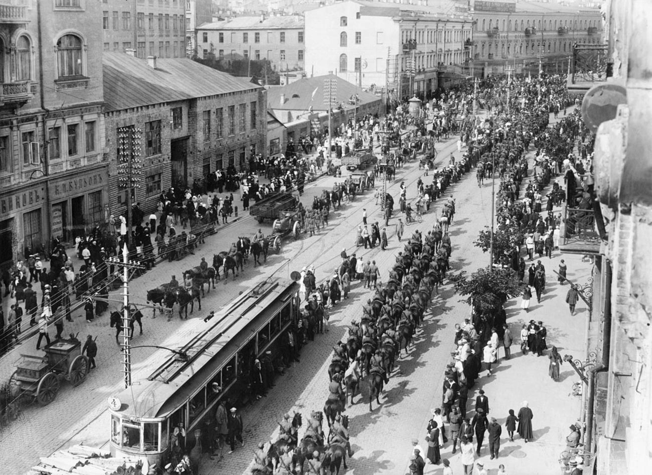 Полско-украинската војска влегува во Киев, 1920 година.