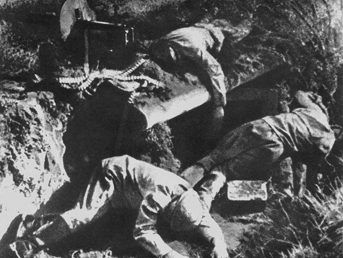 Трупове на съветски войници, лежащи до картечницата си, в руините на цитаделата в Брест-Литовск (Белоруска съветска социалистическа република, сега Беларус), обсадени и пленени от германските войски (юли-август 1941 г.)