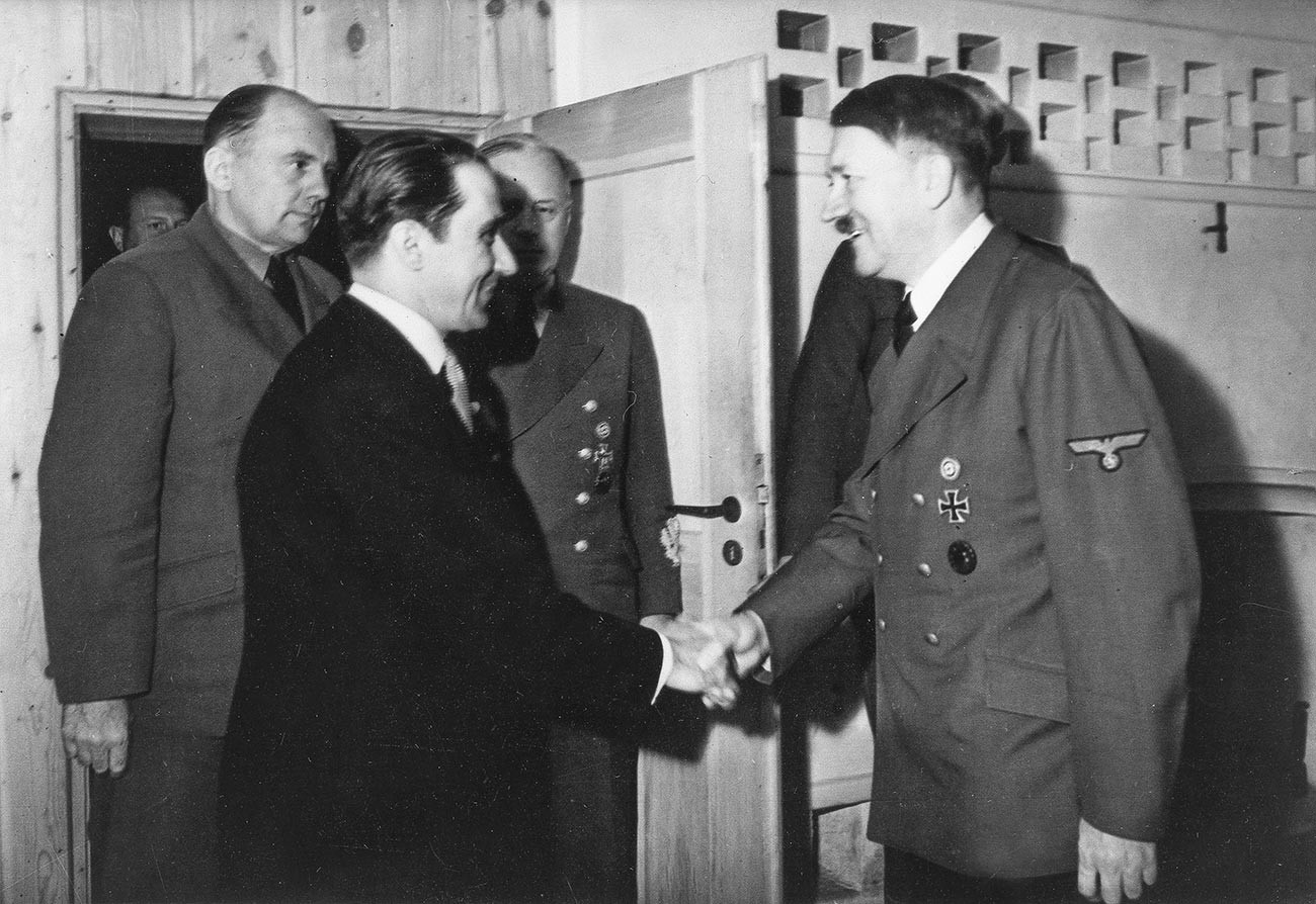 Adolf Hitler z namestnikom premierja Mihaija Antonesca (levo) v svoji bazi Volčja jazbina pri Vinici (Ukrajina).