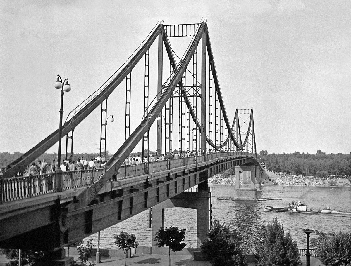 Мост через реку Днепр в Киеве, 1965  