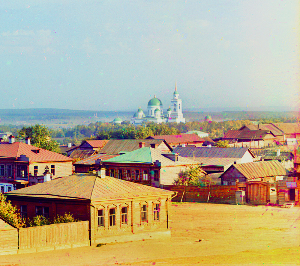 Jekaterinburg. Pogled na južni del mesta. V ozadju: Katedrala svetega Aleksandra Nevskega v Novotihvinskem samostanu. Poletje 1909
