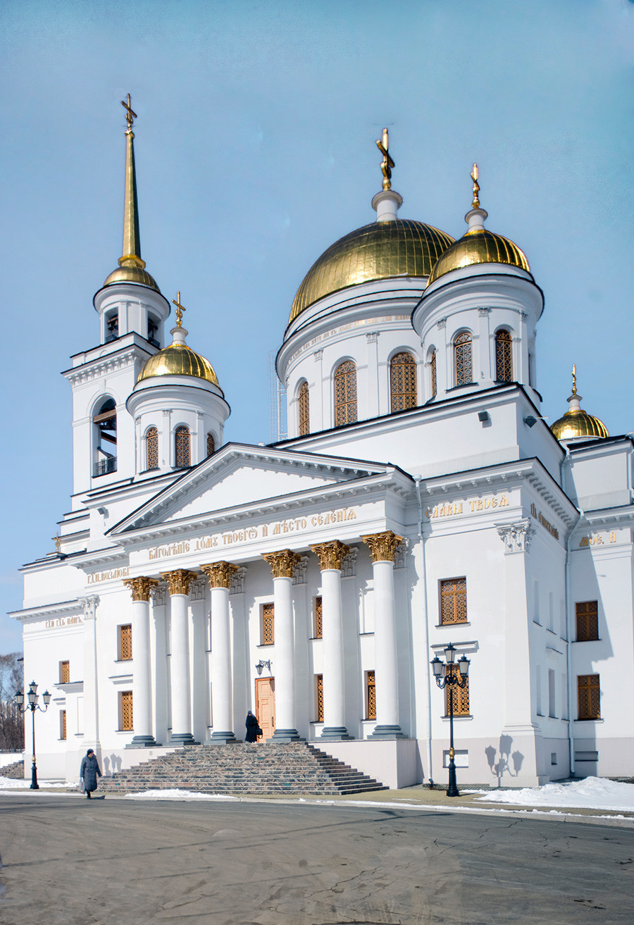 Novotihvinski samostan. Katedrala svetega Aleksandra Nevskega, pogled na južni del. 1. april 2017

