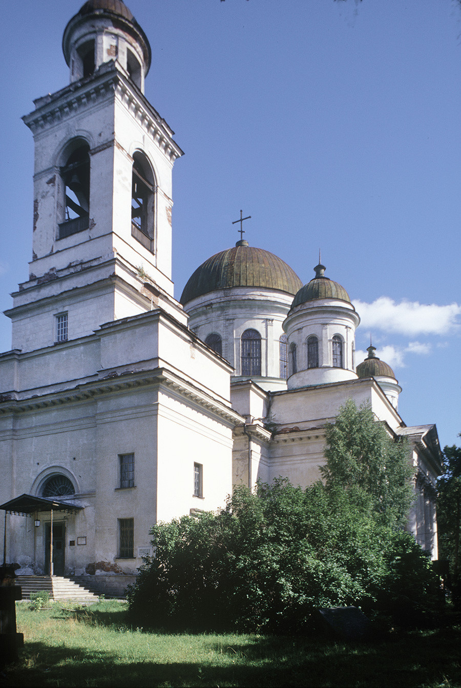Novotihvinski samostan. Katedrala svetega Aleksandra Nevskega. Pogled na jugozahod pred restavriranjem. 26. avgust 1999
