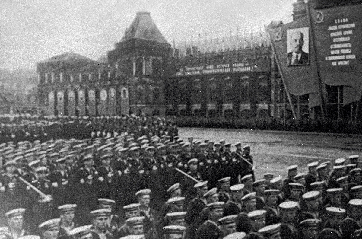 Свечениот марш на мешовитите фронтовски полкови на Црвениот плоштад на 24 јуни 1945.

