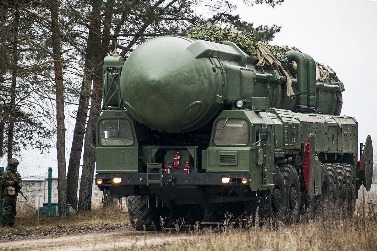 Système de missiles mobile à but stratégique avec un missile balistique intercontinental Topol à carburant solide et trois étages.