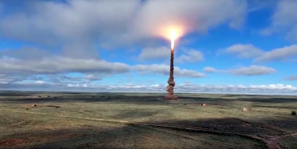 Un nouveau missile de défense aérienne est filmé lors de son lancement d'essai au polygone de tir de Sary Chagan, au Kazakhstan, en 2019.
