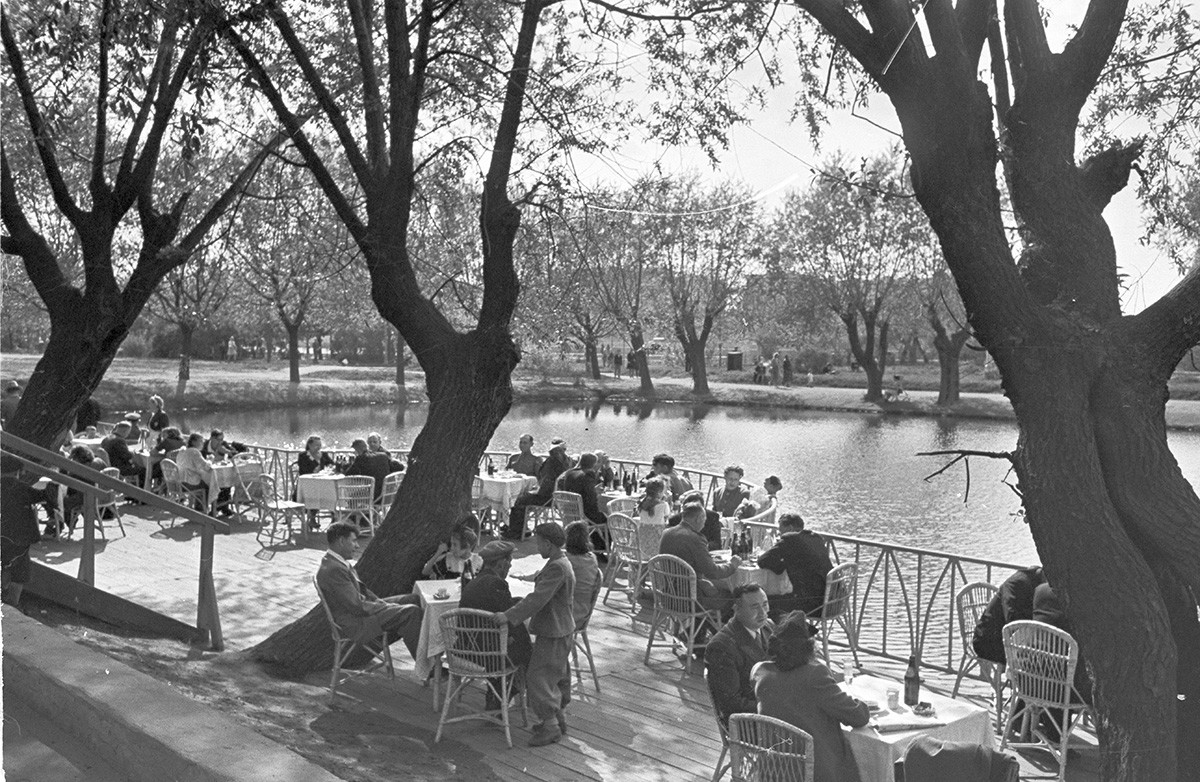 Ein Sommer-Cafe im Gorki-Park, späten 1930er Jahre
